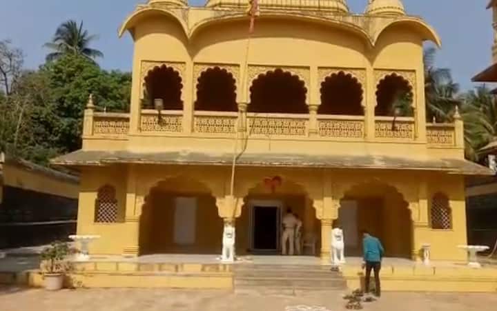 उदयनराजेंनी जलमंदिर या ठिकाणच्या घरात गुढी उभारली. 