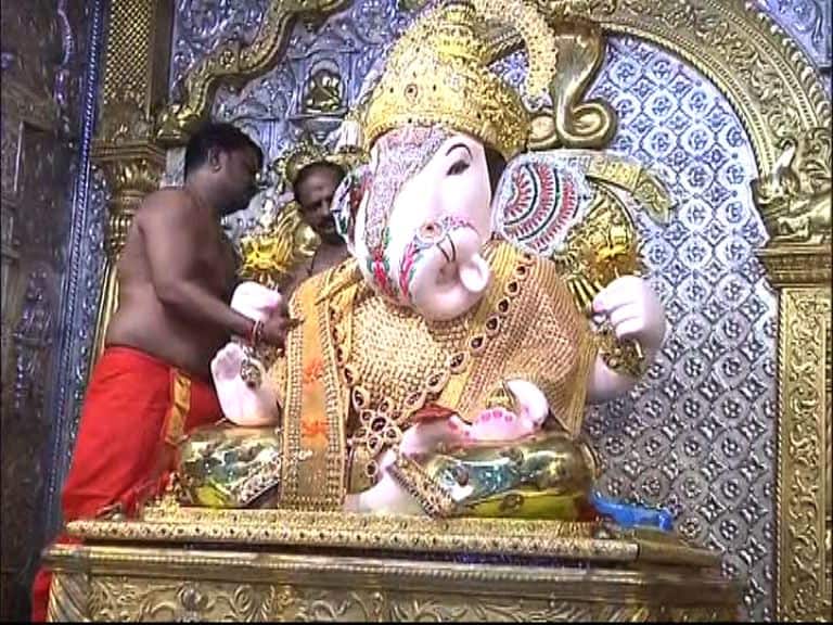  Gudi Padwa 2019 Venkatesh Rao Devote 3kg Gold Uparna For Dagdusheth Halwai Ganpati पुण्यातील दगडूशेठ गणपतीला 3 किलो सोन्याचं उपरणं अर्पण