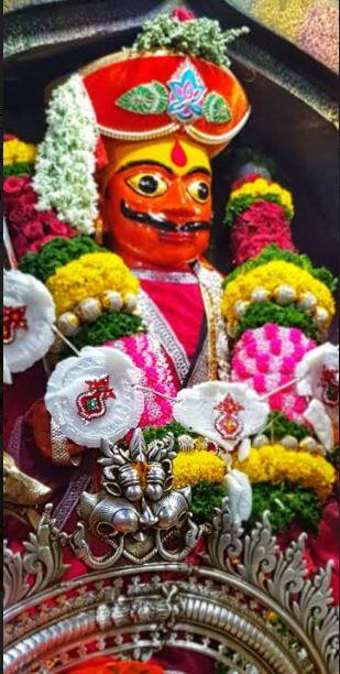 जेजुरीचा खंडोबा हे महाराष्ट्राचं कुलदैवत. हिंदू नववर्षाच्या पहिल्या दिवशी म्हणजेच गुढीपाडव्यानिमित्त जेजुरी गडावर देवांची विधीवत पूजा करण्यात आली. (फोटो सौजन्य : मनोज शिंदे)
