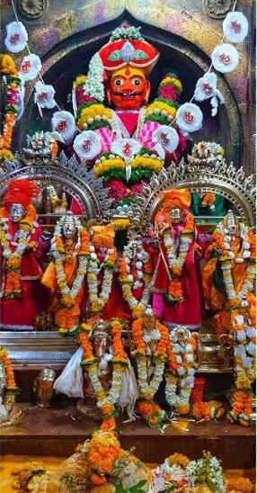 गडावर देवांची गुढी उभारण्यात आली. चैत्र शुद्ध प्रतिपदा असल्याने सकाळच्या सुमारास मुख्य मंदिरात पाकळणीला सुरुवात करण्यात आली. (फोटो सौजन्य : मनोज शिंदे)