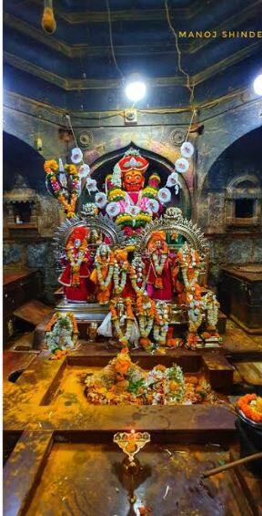मार्तंड भैरवनाथासह उत्सव मूर्तींची पूजा अभिषेक करुन नवीन पोशाख परिधान करण्यात आला. देव संस्थानच्या वतीने मूर्तींना आभूषणे-अलंकार परिधान करण्यात आले. (फोटो सौजन्य : मनोज शिंदे)