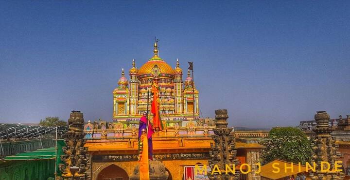 जेजुरीच्या मुख्य मंदिरावर नवीन झेंडा फडकवण्यात आला, त्याचं विधीवत पूजन करण्यात आलं. (फोटो सौजन्य : मनोज शिंदे)