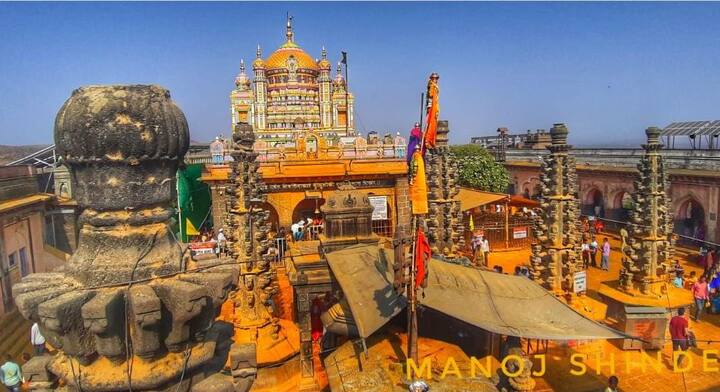 गुढीपाडवानिमित्त फुलांचा हार आणि साखरेची गाठी बांधण्यात आले. हे विधी झाल्यानंतर खंडेरायाच्या दिनदर्शिकेचे प्रकाशन करण्यात आल्याची माहिती देवस्थानाचे मुख्य विश्वस्त शिवराज झगडे यांनी दिली. (फोटो सौजन्य : मनोज शिंदे)