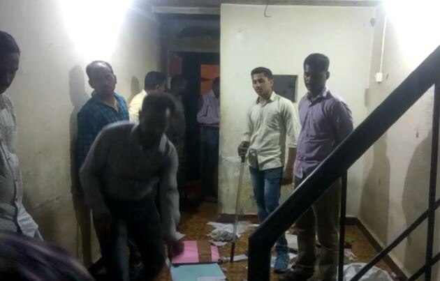 Police action on Former Deputy Mayors betting club in Kolhapur, Mob Attack on police force कोल्हापुरात माजी उपमहापौर पतीच्या मटका अड्ड्यावर छापा, जमावाचा पोलिसांवर हल्ला, महिला आयपीएसवर पिस्तुल रोखली