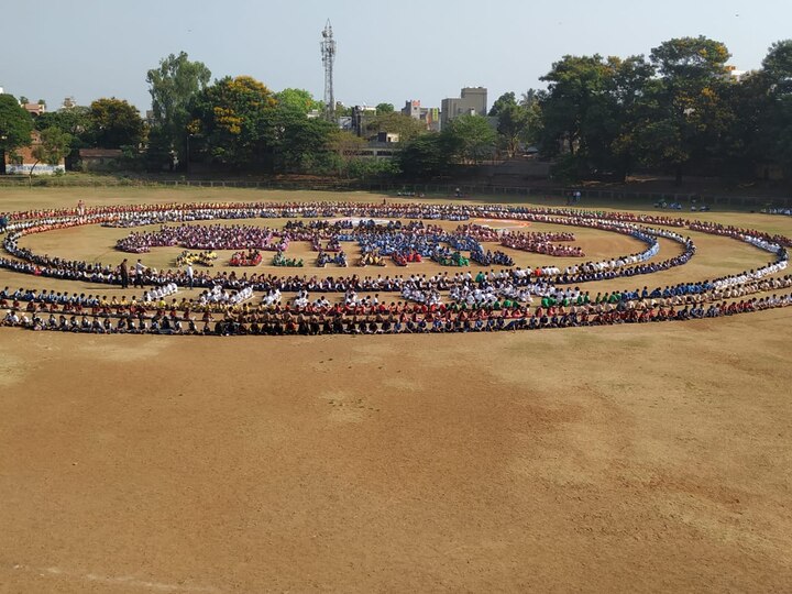 कोल्हापुरातील 6500 शालेय विद्यार्थ्यांनी मानवी रांगोळी रांगोळी काढत लोकसभा निवडणुकीच्या 'महा त्यौहार' अर्थात मोठ्या सणाचे अनोखे स्वागत केले. 