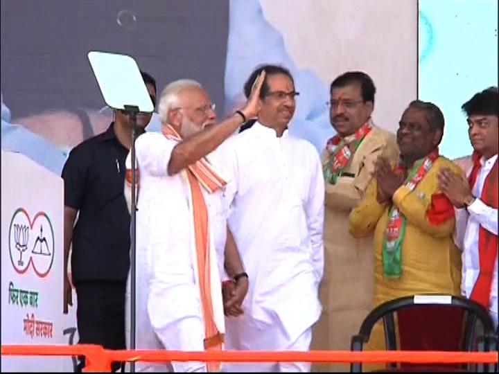 Uddhav Thackeray and Narendra Modi come hands in hand on stage in Latur आमचे धाकटे बंधू उद्धव ठाकरे... हातात हात घालून मोदी-उद्धव यांची स्टेजवर एन्ट्री