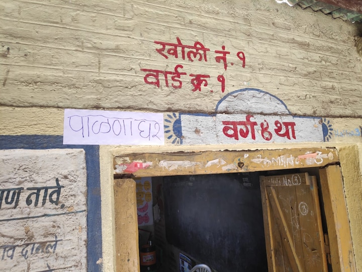 देशात सतराव्या लोकसभा निवडणुकांचं बिगुल वाजलं आहे. देशभरात 11 एप्रिल 2019 ते 19 मे 2019 या कालावधीत सात टप्प्यांमध्ये मतदान प्रक्रिया पार पडणार आहे. यात पार्श्वभूमीवर निवडणूक आयोगाकड़ून मतदान करण्यासाठी आलेल्या पालकांसाठी विशेष सुविधा देण्यात आल्या आहेत. ग्रामीण भागात देखील या सुविधा बघायला मिळताय.