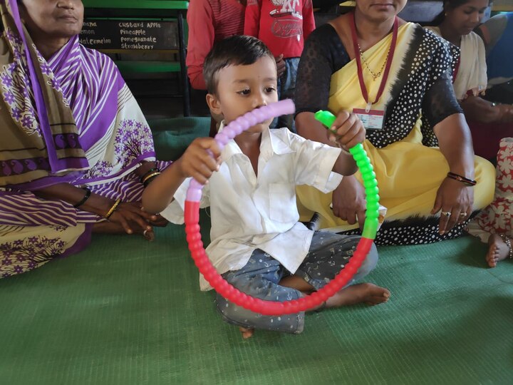 यवतमाळ पासून 52 किमी अंतरावर असलेल्या हरु गावच्या मतदानकेंद्रांवर मतदानासाठी आलेल्या पालकांच्या मुलांची खास सोय करण्यात आली आहे. आरोग्यसेविका या मुलांचा सांभाळ करताना दिसून येत आहे. 