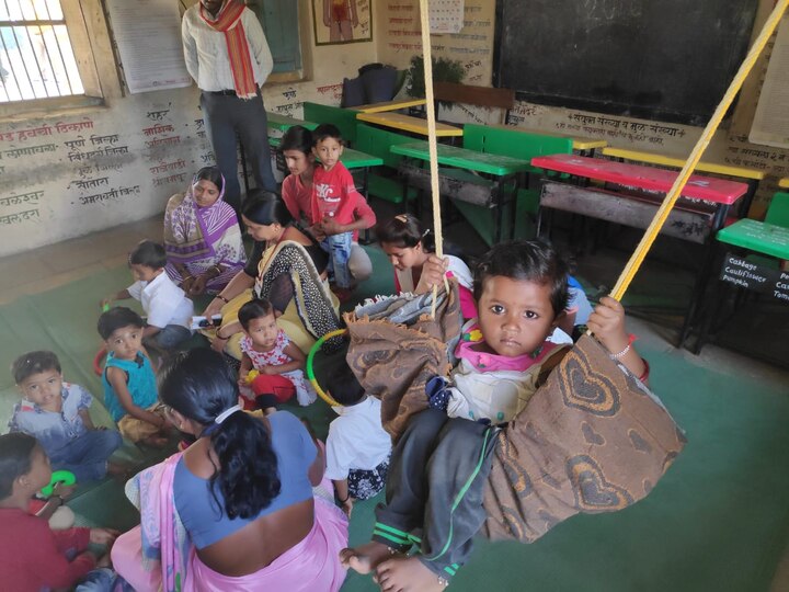 तसेच मतदान केंद्रांवर यंदा दिव्यांगांसाठी विशेष सुविधा देण्यात आली आहे. तर गर्भवती महिलांसाठी मदतनीस यासोबतच पाळणाघराची सोय करण्यात आली आहे. 