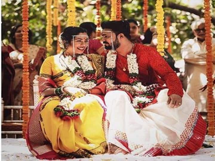 Marathi Actress Sakhi Gokhale marries Actor Suvrat Joshi अभिनेत्री सखी गोखले-अभिनेता सुव्रत जोशी विवाहबंधनात