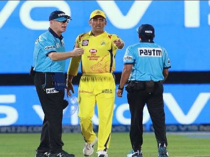 MS Dhoni fined after angry reaction to umpire's decision in Chennai Superkings match in IPL 'कॅप्टन कूल'ला गुस्सा अंगलट, अम्पायरवर चिडल्याबद्दल धोनीला दंड