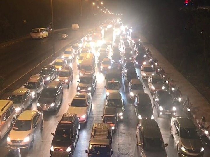 Heavy traffic jam on Sion-Panvel highway near Kharghar सायन-पनवेल हायवेवर खारघर इथे वाहतूक कोंडी, प्रवासी मेटाकुटीला