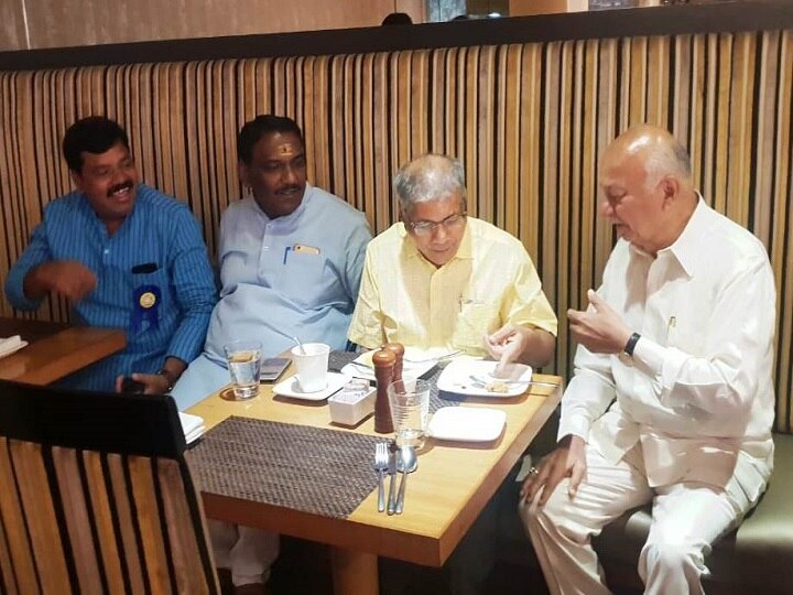 Loksabha Election 2019 - Prakash Ambedkar and Sushilkumar Shinde meets at hotel in Solapur सोलापुरात आंबेडकर आणि शिंदे यांची हॉटेलमध्ये अचानक भेट