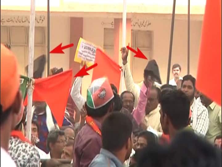 अमरावतीत मुख्यमंत्र्याच्या सभेत 'निषेध.. निषेध..'च्या घोषणा Protest signs and slogans during election campaign of CM Devendra Fadnavis in amaravati अमरावतीत मुख्यमंत्र्याच्या सभेत 'निषेध.. निषेध..'च्या घोषणा