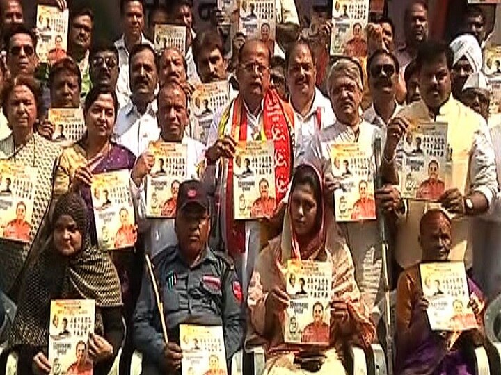 Pune Congress Loksabha Candidate Mohan Joshi releases Manifesto in presence of Watchman and first voter पुण्यात काँग्रेसचा स्वतंत्र जाहीरनामा, चौकीदाराच्या हस्ते प्रकाशन