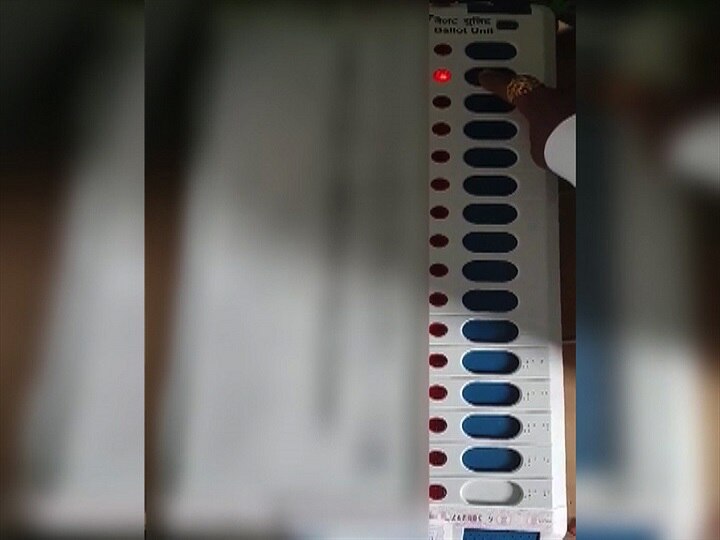 Osmanabad - Facebook Live from polling booth while voting, FIR against four उस्मानाबादेत मतदान करताना फेसबुक लाईव्ह, चौघांविरोधात गुन्हा