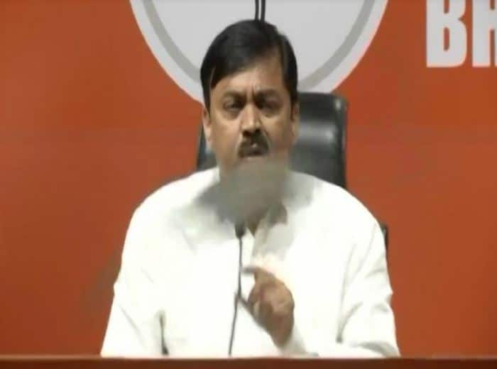 भाजप मुख्यालयात भाजपच्या ज्येष्ठ नेत्याला बूट फेकून मारला, डॉक्टर ताब्यात shoe hurled at bjp Leader gvl narasimha rao during a press conference at bjp office भाजप मुख्यालयात भाजपच्या ज्येष्ठ नेत्याला बूट फेकून मारला, डॉक्टर ताब्यात