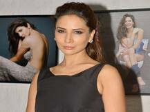 मोलकरणीचा पगार थकवून धमकी, अभिनेत्री किम शर्माविरोधात गुन्हा