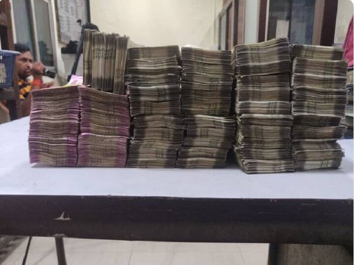 दुसऱ्या टप्प्यातील मतदानाच्या दिवशी मुंबईत 75 लाखांची संशयित रोकड जप्त Cash worth Rs 75 lakh seized from various parts of Mumbai on second phase voting day दुसऱ्या टप्प्यातील मतदानाच्या दिवशी मुंबईत 75 लाखांची संशयित रोकड जप्त