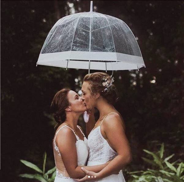 या जोडप्याचा फोटो सोशल मीडियावर शेअर होत आहे. न्यूझीलंडमध्ये 2015 पासून समलैंगिक विवाह वैध आहेत.