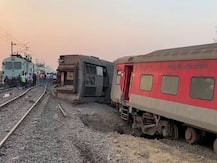 हावडा-दिल्ली पूर्वा एक्स्प्रेसचे 15 डबे घसरुन अपघात, भीषण अपघाताची दृश्यं