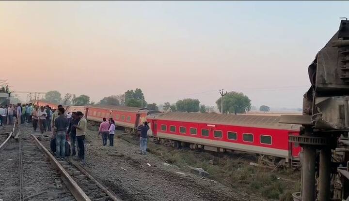  कोलकात्याच्या हावड्यावरुन दिल्लीकडे येणारी पूर्वा एक्सप्रेसचे 15 डब्बे रुळावरुन उतरले. पण सुदैवानं या दुर्घटनेत कुठलीही जीवितहानी झाली नाही.