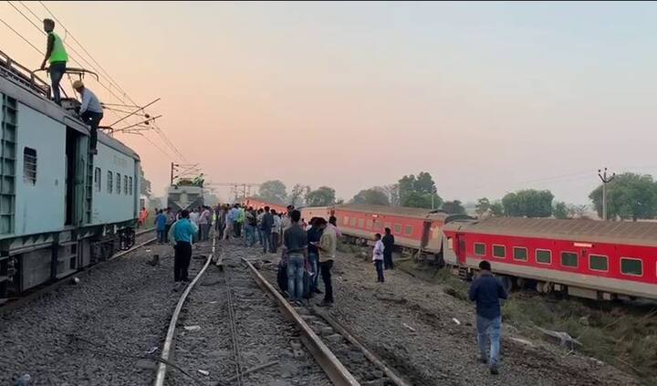 रात्री 1 वाजता ही घटना घडली. या अपघातामुळे अनेक एक्सप्रेसचा मार्ग बदलण्यात आला आहे.