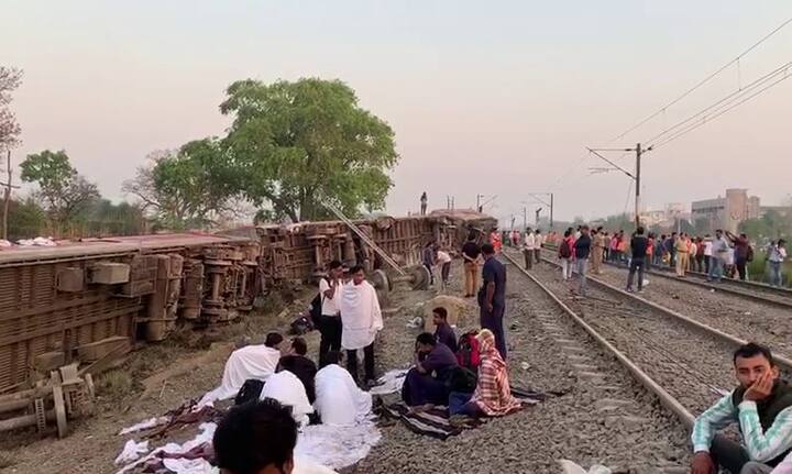  उत्तर प्रदेशमध्ये पूर्वा एक्स्प्रेसचे डबे रुळावरुन घसरल्यामुळे जवळपास वीस प्रवासी जखमी झाले आहेत. धावत्या ट्रेनचे 15 डबे घसरुन झालेल्या अपघातामुळे प्रवाशांमध्ये एकच घबराट पसरली होती.