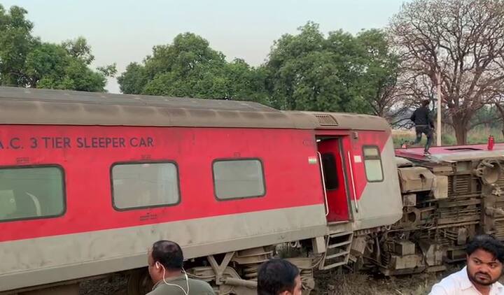 पूर्वा एक्सप्रेसचा एसी कोच बी-3 ला अपघाताचा मोठा फटका बसला. या कोचमधील अधिक प्रमाणात प्रवासी जखमी झाले.