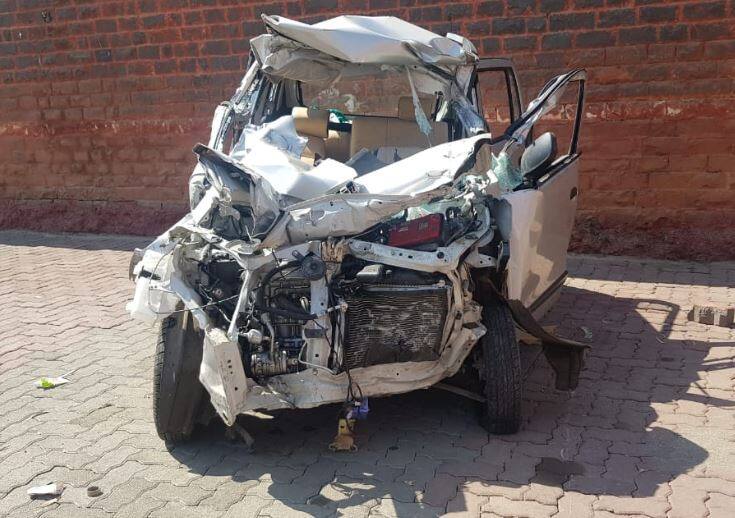 कंटेनर आणि कारचा भीषण अपघात, 20 दिवसाच्या बाळासह एकाच परिवारातील चौघांचा जागीच मृत्यू Accident in Pune-ahemadnagar Highway, 4 dead कंटेनर आणि कारचा भीषण अपघात, 20 दिवसाच्या बाळासह एकाच परिवारातील चौघांचा जागीच मृत्यू