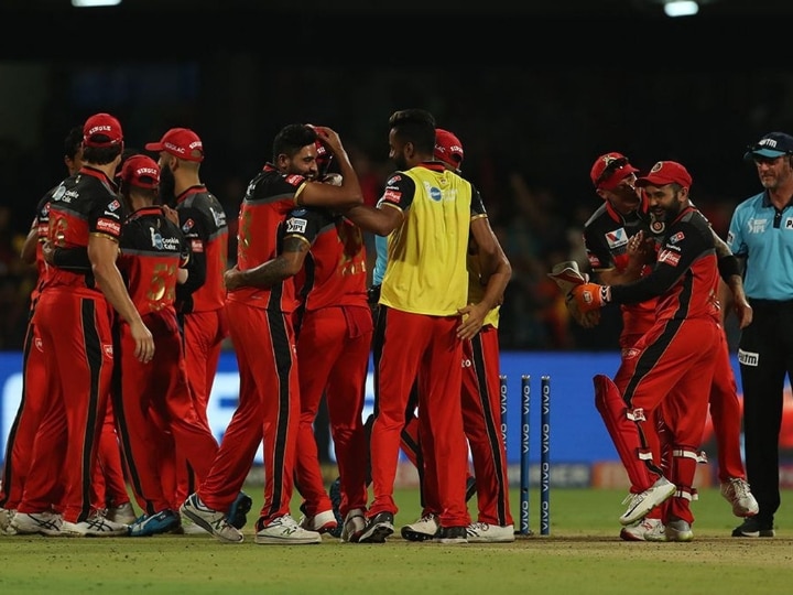IPL 2019, RCB vs CSK - Dhoni's unbeaten 84 goes in vain as Bangalore win thriller by 1 run IPL 2019, RCB vs CSK : थरारक सामन्यात बंगलोरची चेन्नईवर मात, धोनीची एकाकी झुंज अपयशी