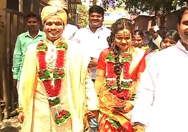 पुण्यात एका नवरा-नवरीने मतदानाचा हक्क बजावला