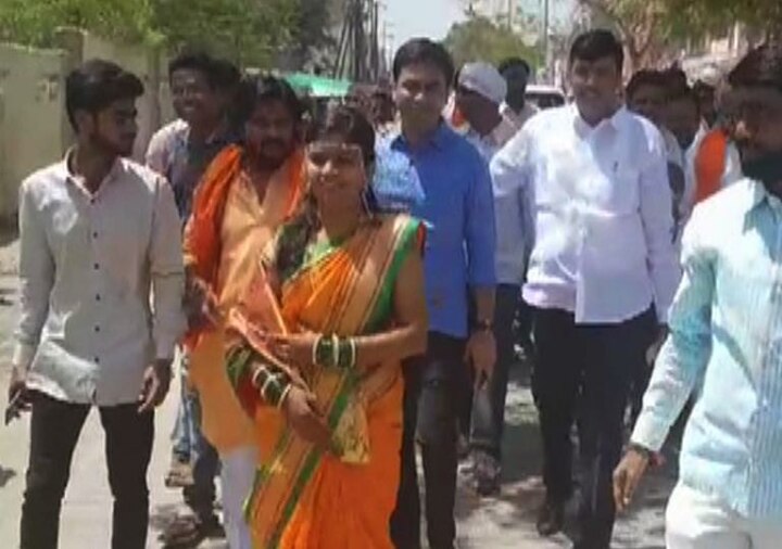 औरंगाबादमध्ये लग्नाच्या मुहुर्ताआधी नवरीने मतदान केले