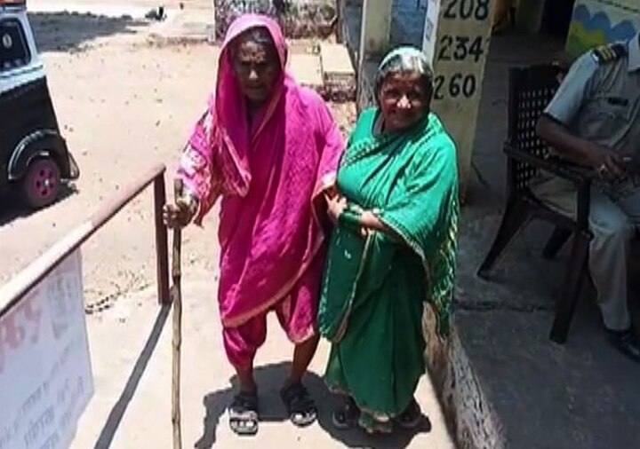 कोल्हापूरमध्ये वालुबाई पाटील या 110 वर्षीय आजींनी मतदान केले