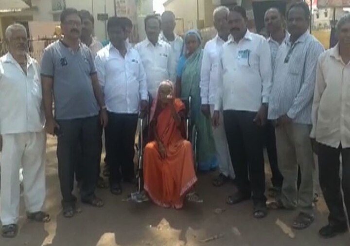 माढ्यात राहिबाई संभाजी एकतपुरे या 102 वर्षांच्या आजींनी मतदानाचा हक्क बजावला