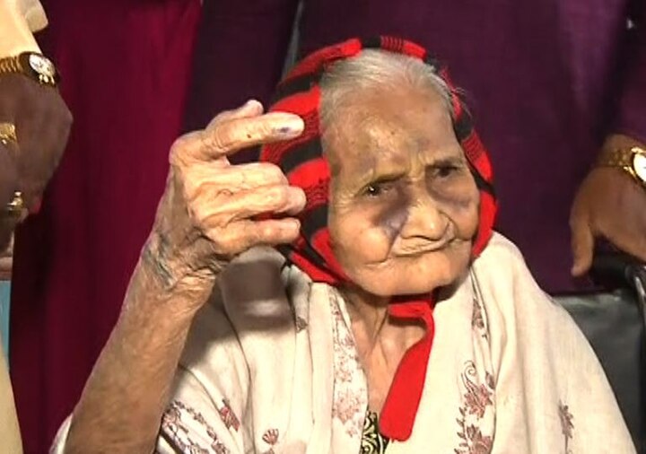 पुण्यातील 99 वर्षांच्या आजींनीदेखील मतदानाचा हक्क बजावला
