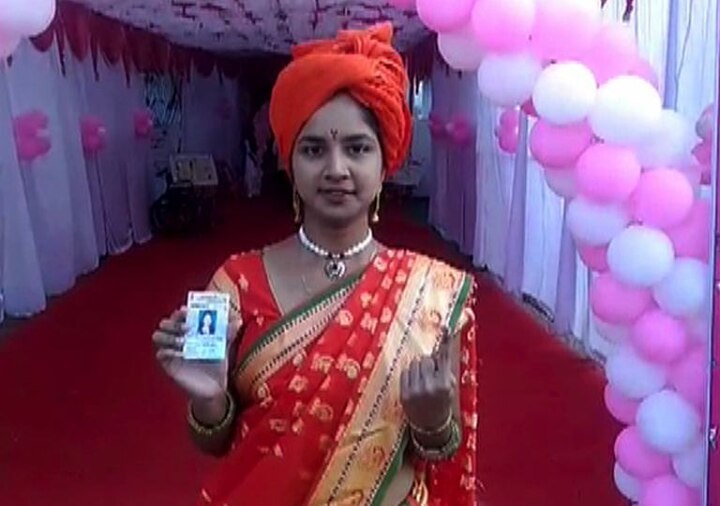रत्नागिरी-सिंधुदुर्गमध्ये एका तरुणीने पारंपरिक पोषाखात मतदान केंद्रावर जाऊन मतदानाचा हक्क बजावला
