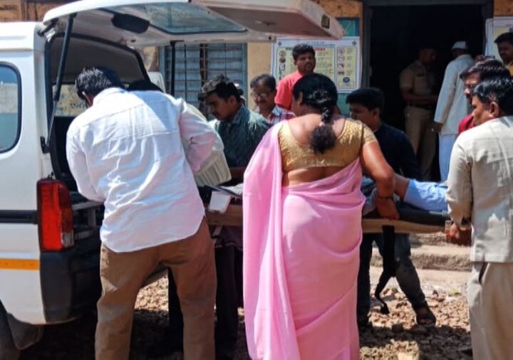 सांगलीत एका रुग्णाला मतदानासाठी मतदान केंद्रापर्यंत स्ट्रेचरवरुन आणले, या मतदारानेदेखील त्याचा मतदानाचा हक्क बजावला