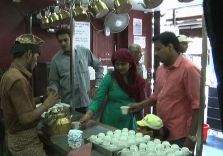 सांगलीत एका चहा विक्रेत्याने मतदान करुण आलेल्या प्रत्येक नागरिकाला 10 रुपयांचा चहा 5 रुपयात विकला