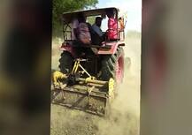 यवतमाळच्या दारव्हा गावातला महामार्ग शिवसैनिकांनी उकरला, ट्रॅक्टरच्या सहाय्यानं संपूर्ण रस्ता खोदला