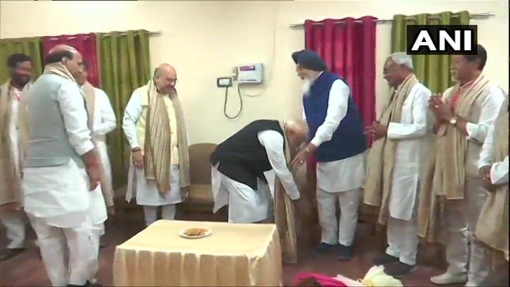 जोरदार शक्तीप्रदर्शन करत वाराणसीमधून पंतप्रधान मोदींचा उमेदवारी अर्ज दाखल