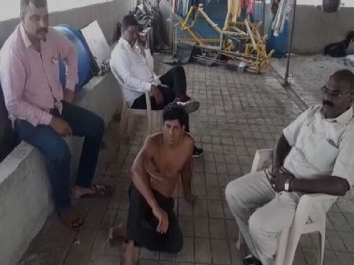 police kept half naked man Kept under arrest in Nashik मुख्यमंत्र्यांना अल्बमसाठी 500 रुपये द्यायची इच्छा, येवल्याच्या 'त्या' अर्धनग्न तरुण शेतकऱ्याला नजरकैदेत ठेवले