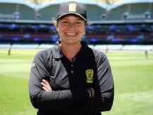 ऑस्ट्रेलियाची क्लेअर पोलोसाक पुरुषांच्या आंतरराष्ट्रीय क्रिकेट सामन्यातील पहिली महिला अम्पायर