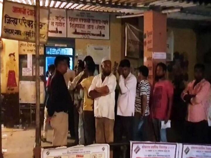 नियोजनाचा अभाव, पालघरमधील काही मतदान केंद्रांवर रात्री 10.40 पर्यंत मतदान Due to lack of planning, voting till 10.40 pm on some polling stations in Palghar नियोजनाचा अभाव, पालघरमधील काही मतदान केंद्रांवर रात्री 10.40 पर्यंत मतदान