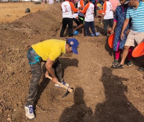 अभिनेता पुष्कर श्रोत्रीनेही श्रमदान करुन आपला सहभाग नोंदवला