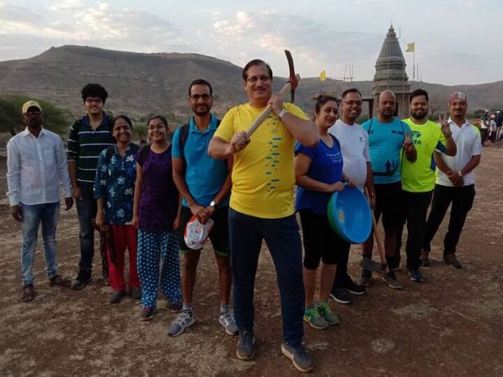 महाराष्ट्र दिनाचं औचित्य साधत पानी फाऊंडेशनकडून महाश्रमदानाचं आयोजन करण्यात आलं होतं.