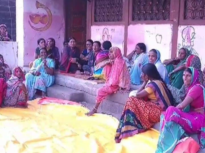 गडचिरोलीत झालेल्या नक्षली हल्यात भंडाऱ्यातील तीन जवान शहीद Three police constable from Bhandara martyr in Gadchroli naxal attack गडचिरोलीत झालेल्या नक्षली हल्यात भंडाऱ्यातील तीन जवान शहीद