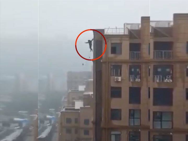 man fall from building while taking selfie mumbai police tweet video