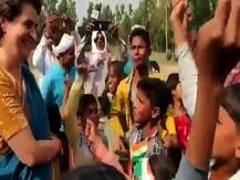 प्रियांका गांधींसमोर मुलांची मोदींविरोधी घोषणाबाजी, प्रियांकांना राष्ट्रीय बालहक्क संरक्षण आयोगाची नोटीस