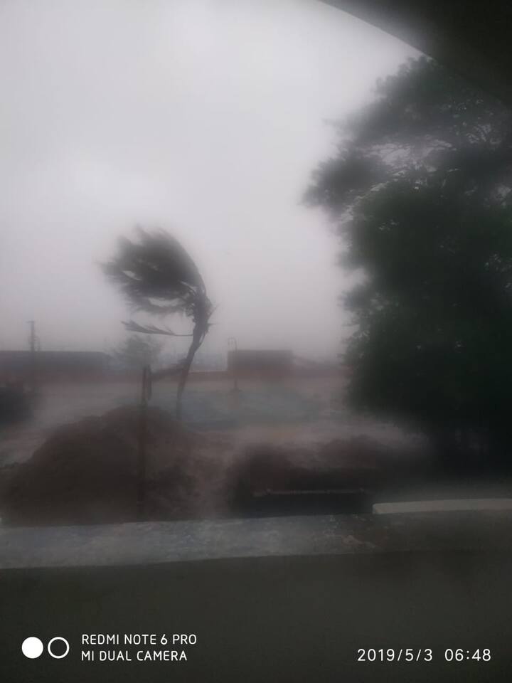 भारतीय किनारपट्टीकडे सरसावलेले फनी चक्रीवादळ अखेर ओदिशाच्या किनाऱ्यावर धडकलंय. 